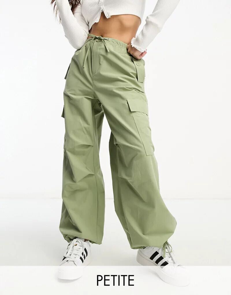 

Брюки-карго цвета хаки из нейлона с кулиской Bershka Petite