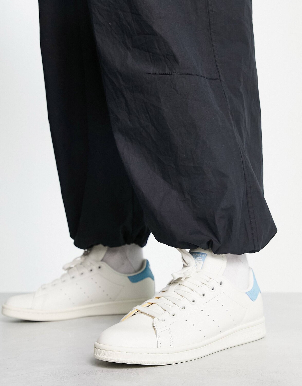 

Бело-синие кроссовки adidas Originals Stan Smith