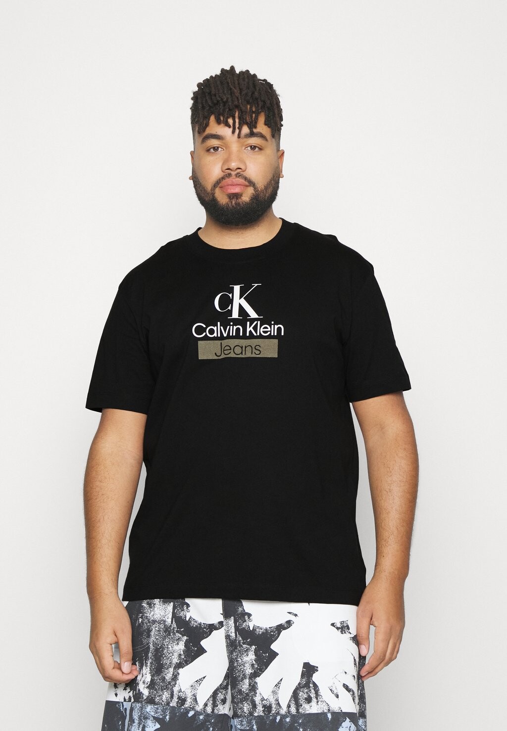 

Футболка с принтом Calvin Klein, черный