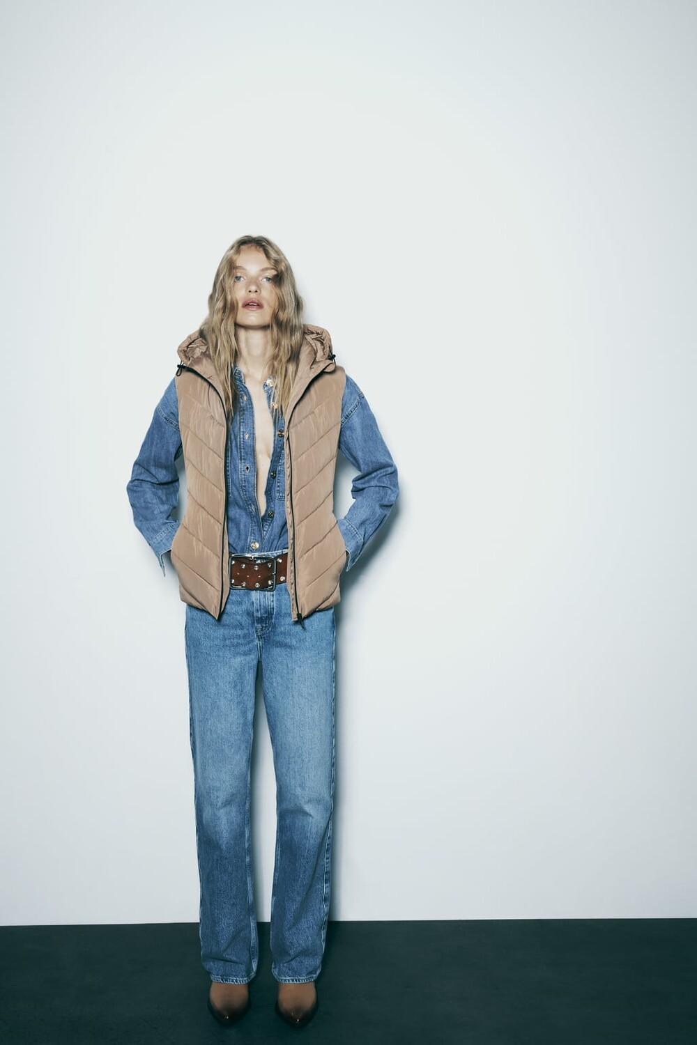 

Приталенный жилет-пуховик с капюшоном ZARA, кэмел