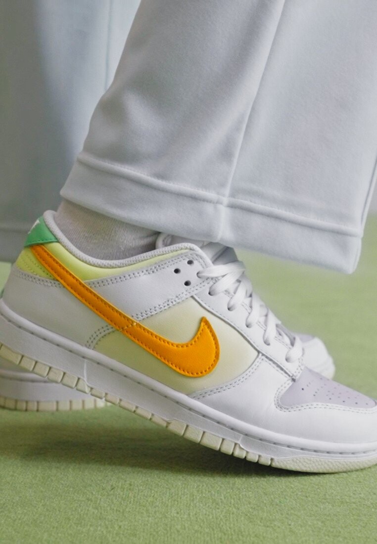 

Кроссовки Nike Wmns Dunk, белый / солнечные часы