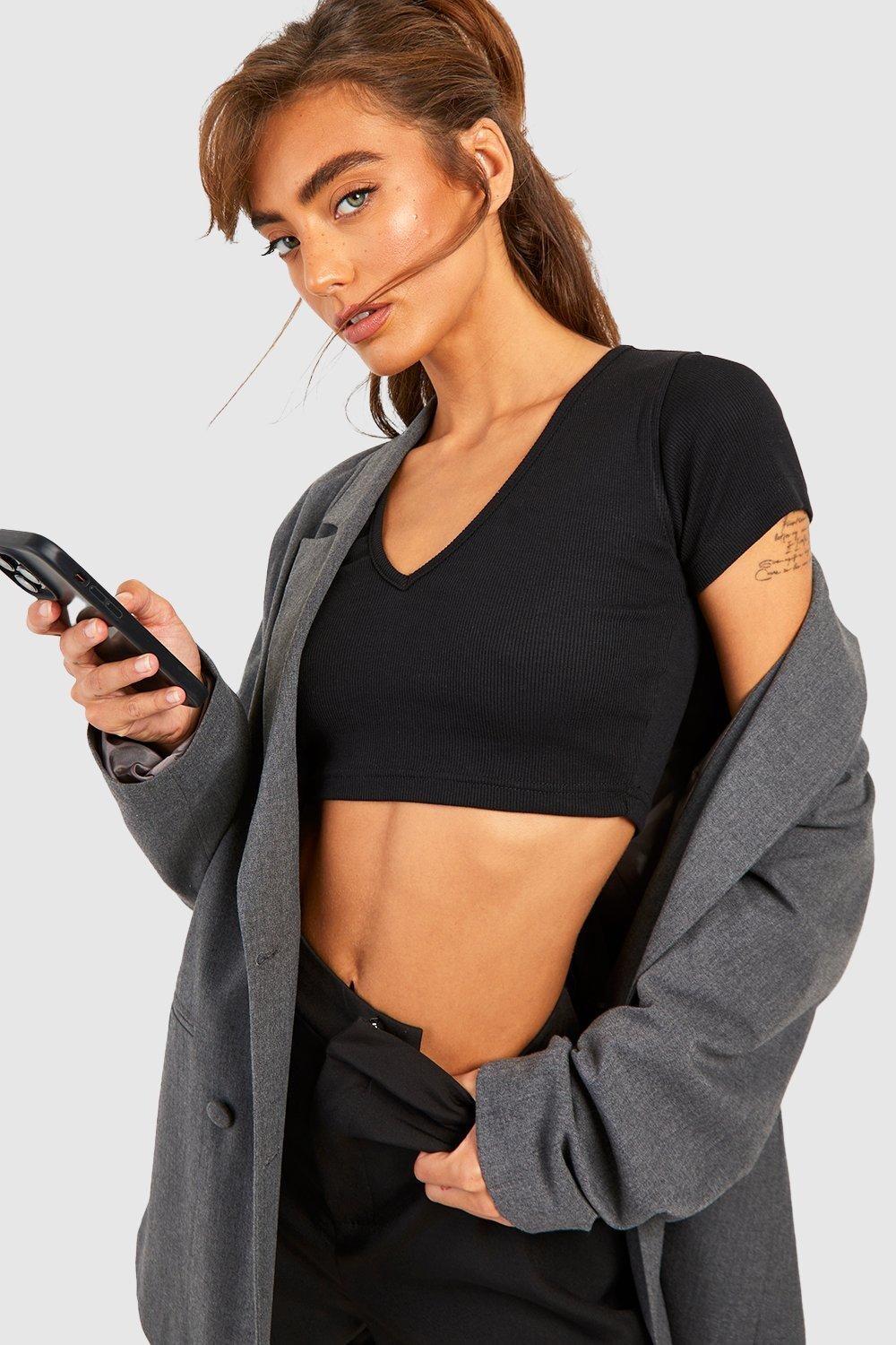 

Укороченный топ с короткими рукавами и v-образным вырезом basic Boohoo, черный
