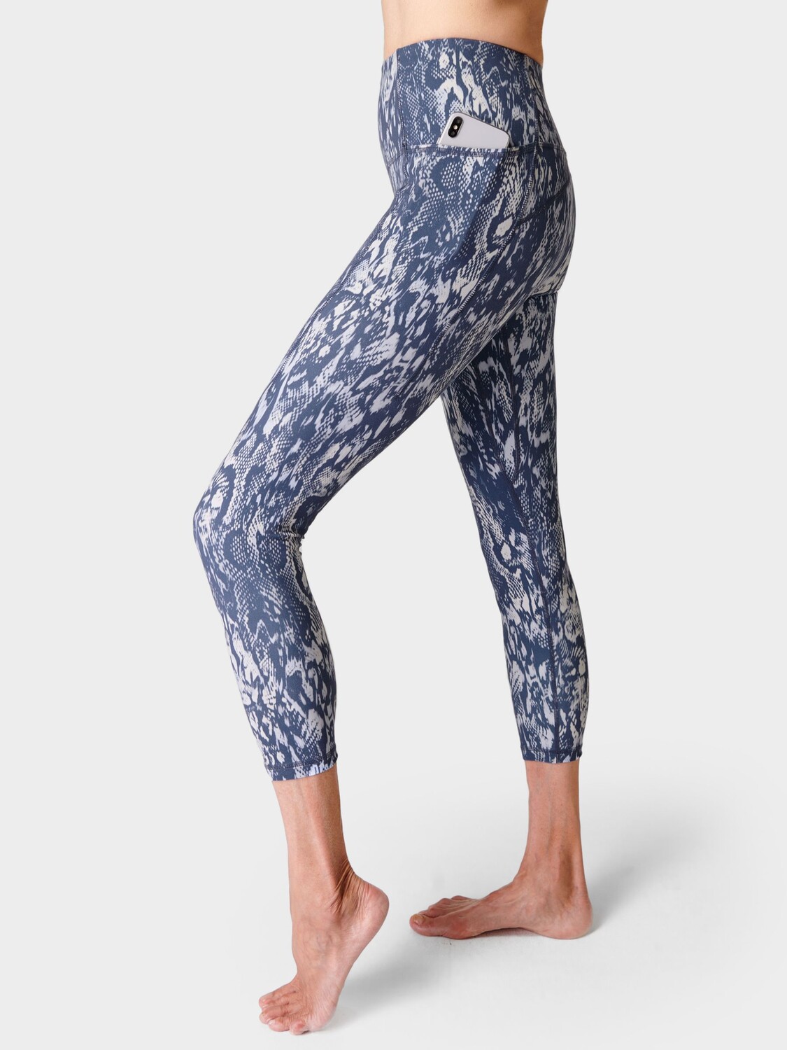 

Супермягкие леггинсы для йоги 7/8 Sweaty Betty, синий змеиный принт с рябью