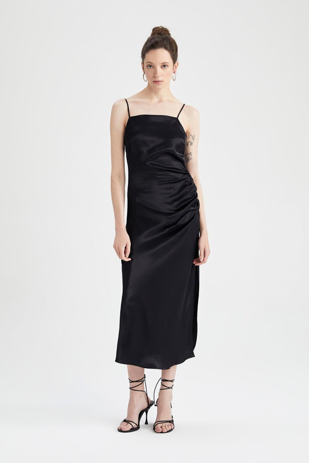 

Базовое атласное мини-платье Bodycon с бретелями DeFacto, черный