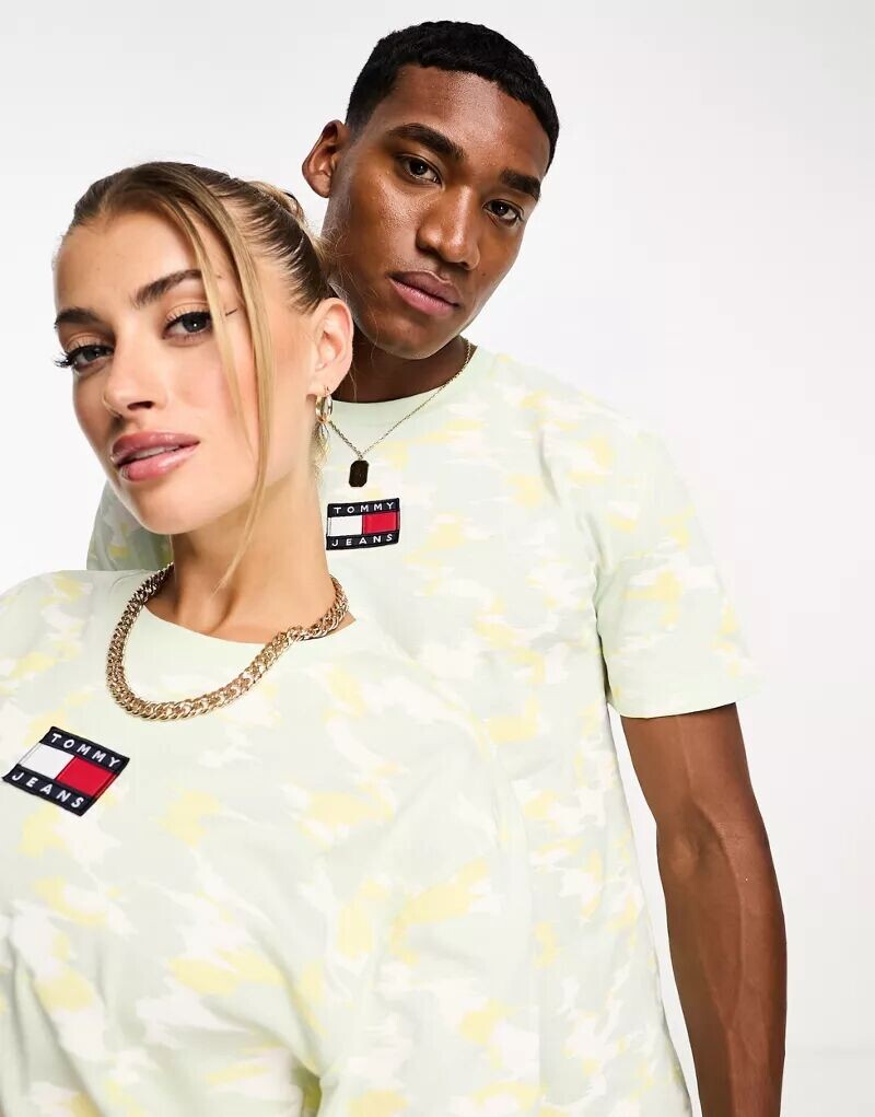 

Желтая футболка унисекс с принтом в стиле милитари и логотипом флага Tommy Jeans