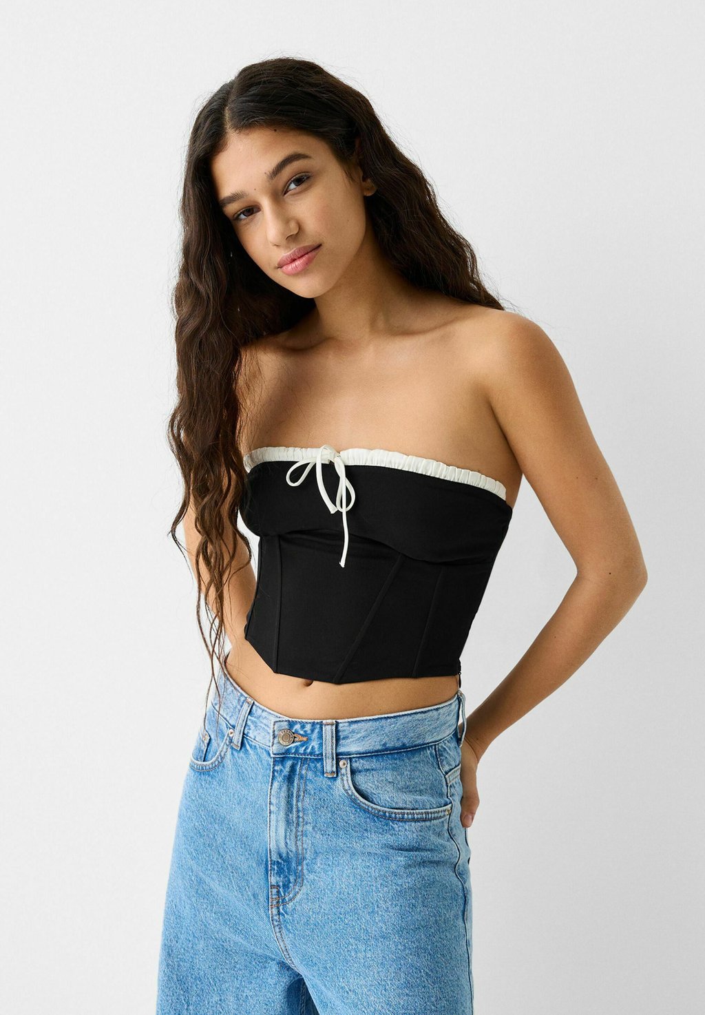 

Топ BANDEAU WITH CONTRAST SCALLOPED NECKLINE Bershka, цвет black