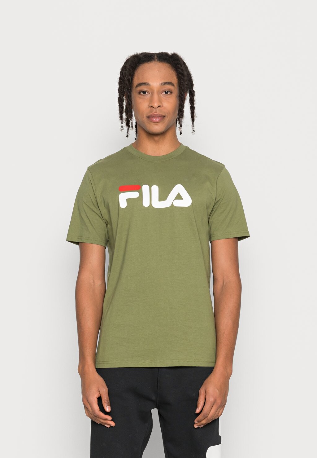 

Футболка с принтом Fila, хаки