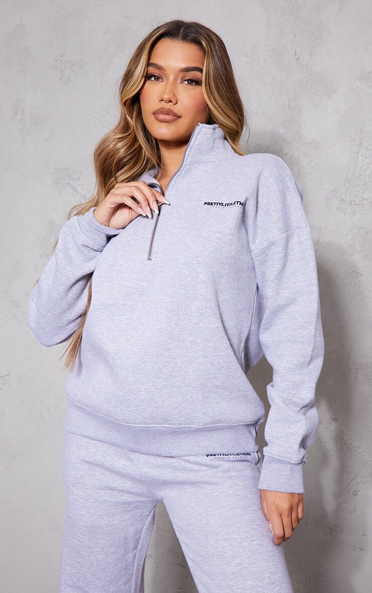 

PrettyLittleThing Пепельно-серый свитер на молнии с принтом