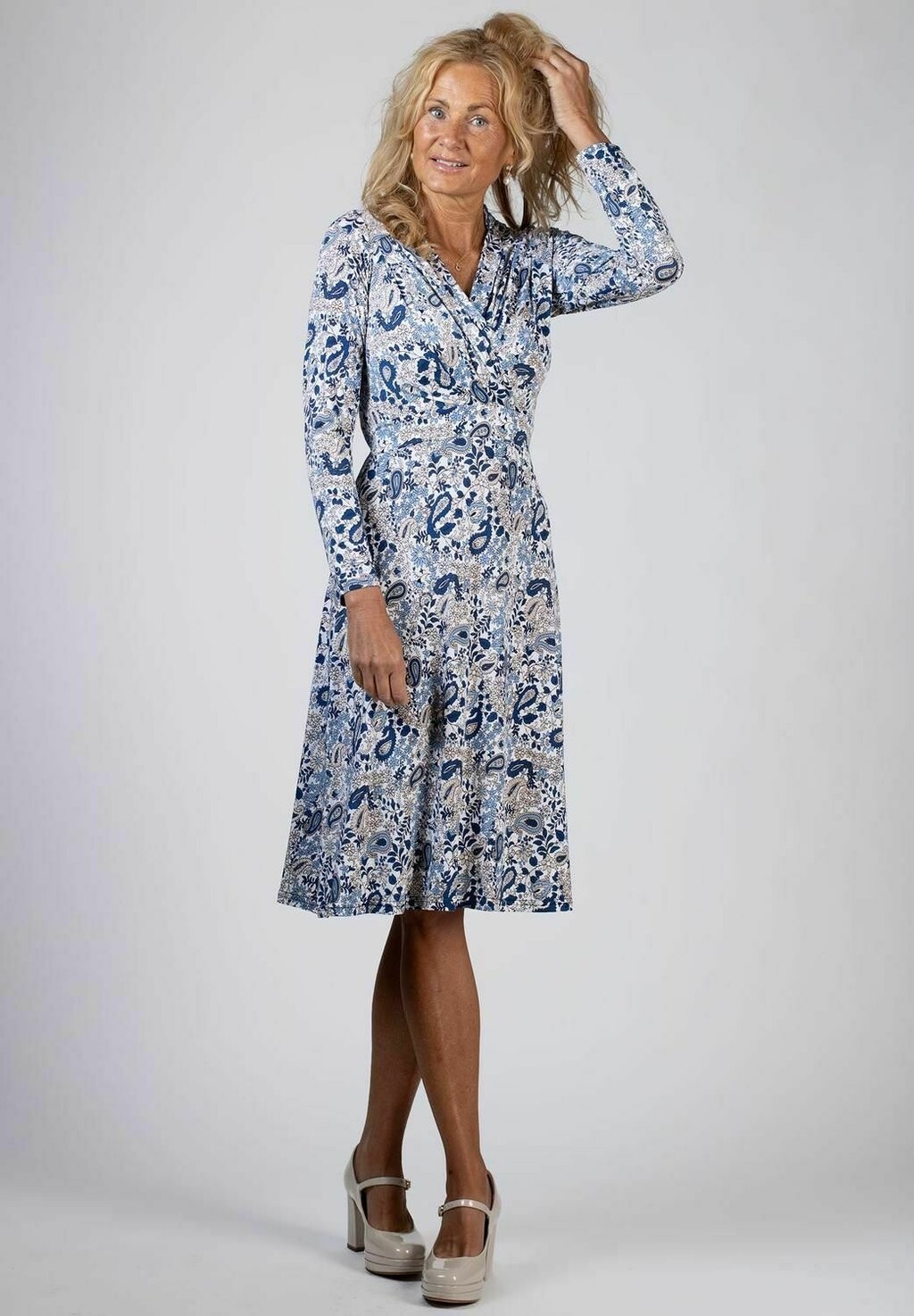 

Повседневное платье PAULINE PAISLEY Stockholms Klänningsfabrik, цвет blue