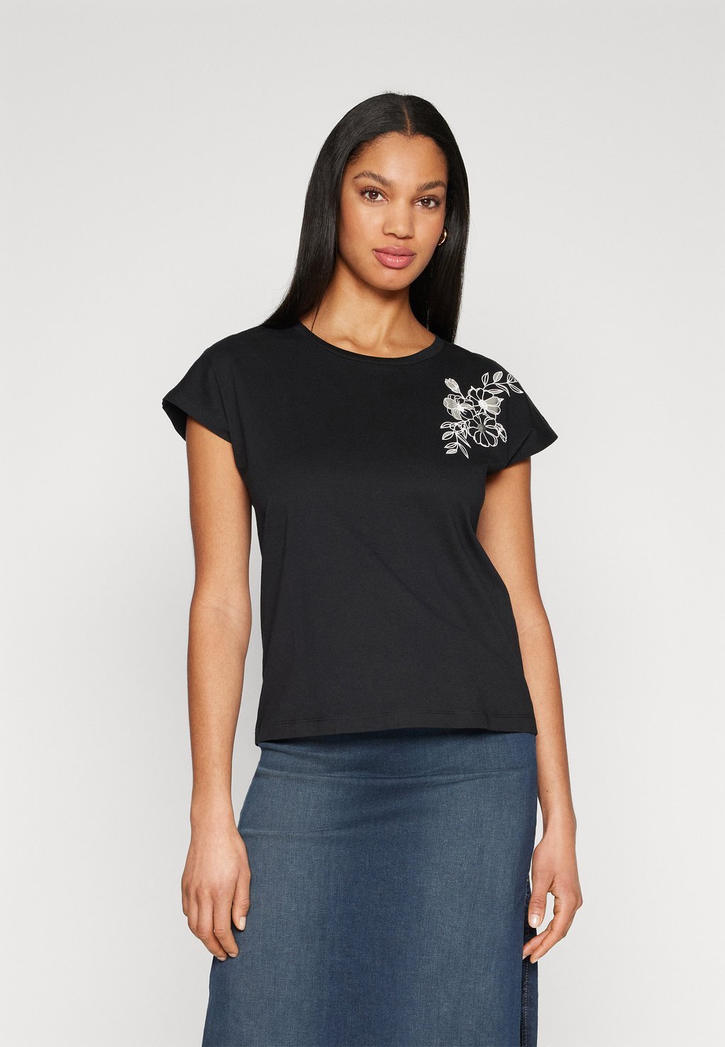 

Футболка с принтом VMFITA AVA TOP BOX Vero Moda, цвет black print/silver foil