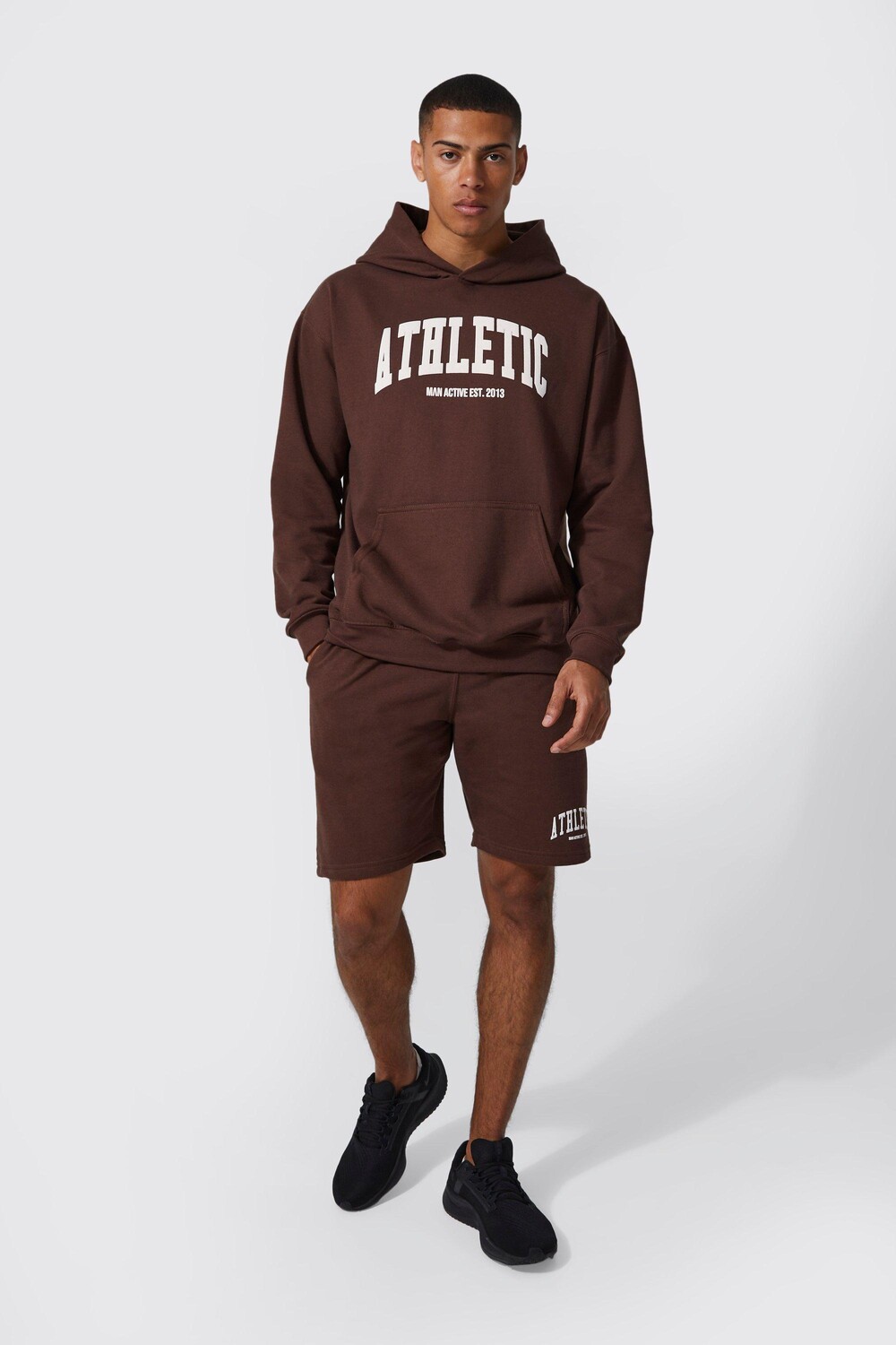 

Короткий спортивный костюм man active oversize Boohoo, шоколадный