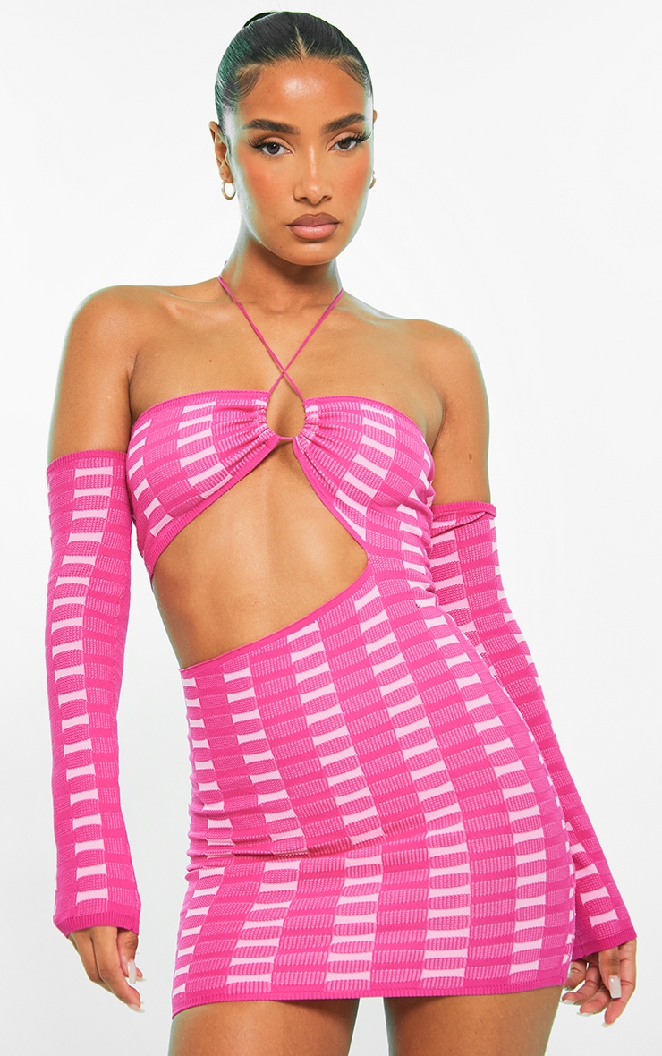 цена PrettyLittleThing Розовое двухцветное мини-платье квадратной вязки