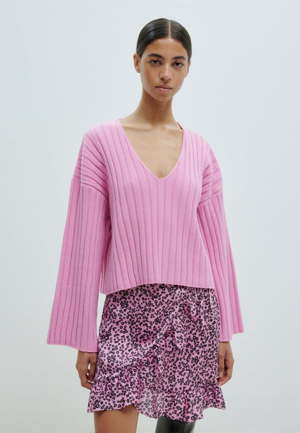 

Вязаный свитер THAMARA EDITED, цвет pink