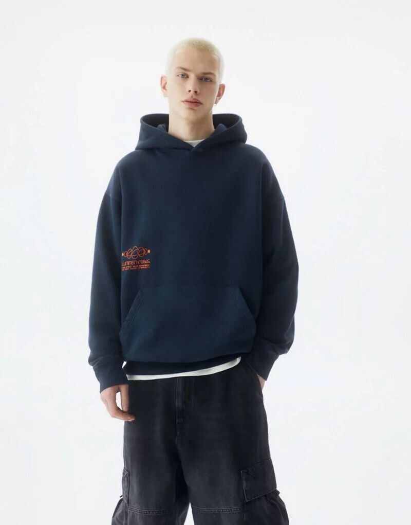 

Худи темно-синего цвета с принтом Pull&Bear