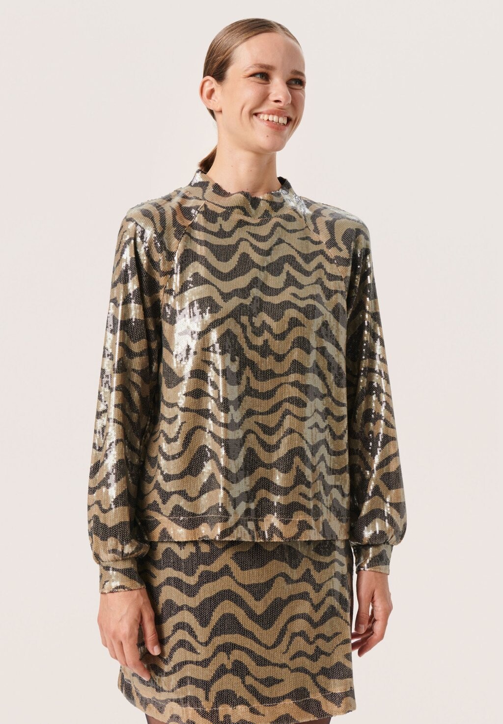

Блузка Soaked in Luxury, золотистые пайетки животных.