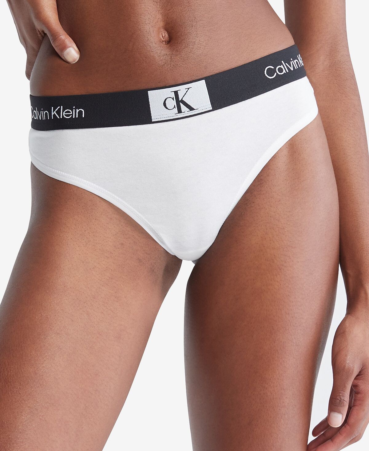 

Женское нижнее белье-стринги Modern 1996 года QF7221 Calvin Klein, белый