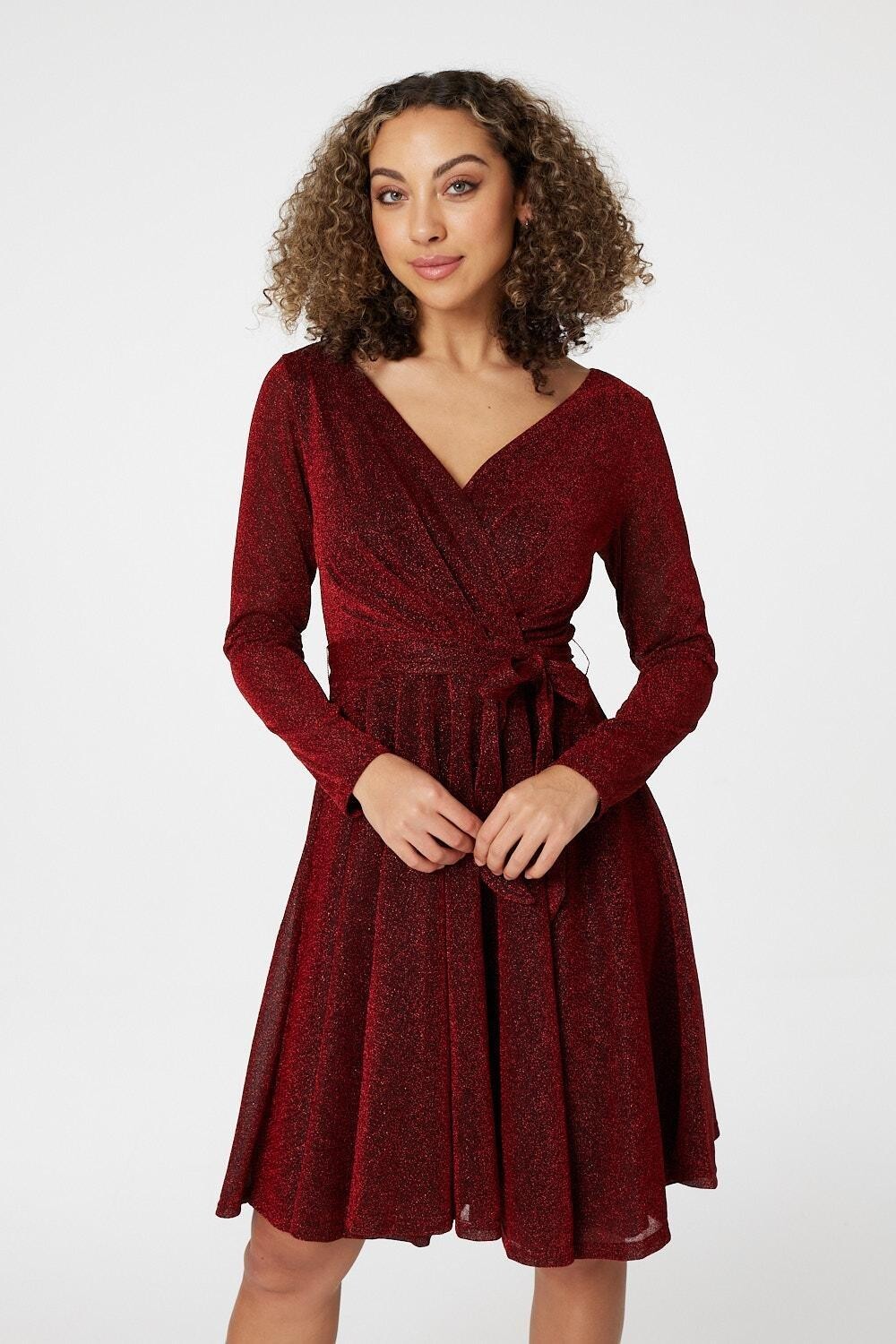 

Расклешенное платье с люрексом и запахом спереди Izabel London, красный