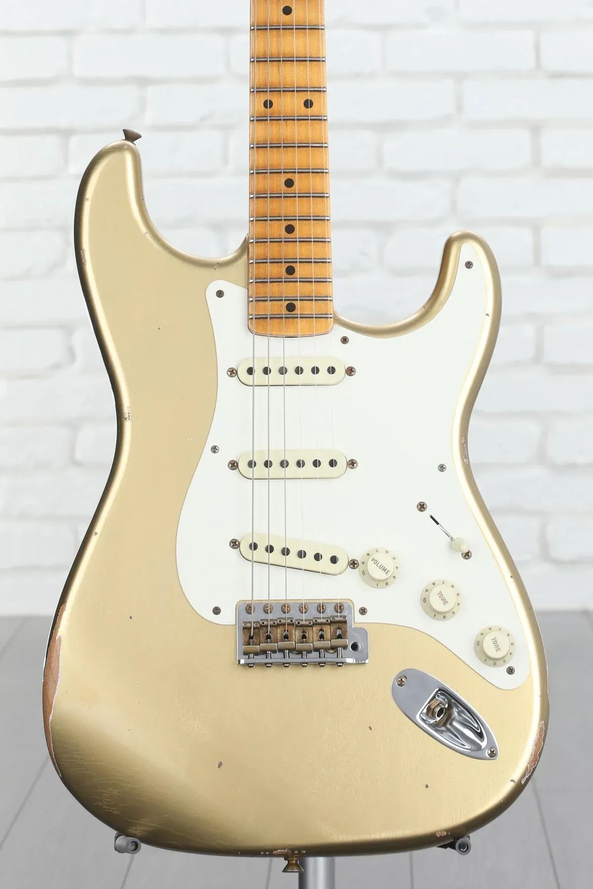 

Fender Custom Shop Limited Edition '57 Реликвия Stratocaster — HLE Gold