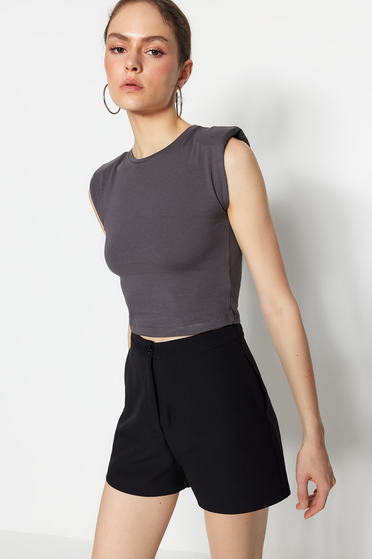Антрацитовая укороченная эластичная трикотажная блузка с круглым вырезом и подкладкой Trendyol, серый фото