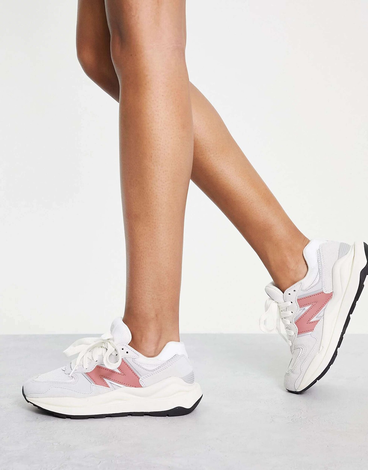 

Замшевые кроссовки New Balance 57/40 светло-серого и красного цветов, Красный