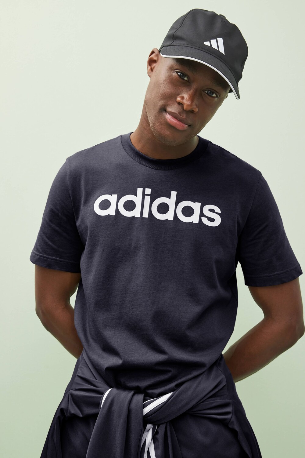 

Цельная трикотажная футболка Sportswear Essentials с вышитым логотипом adidas, синий