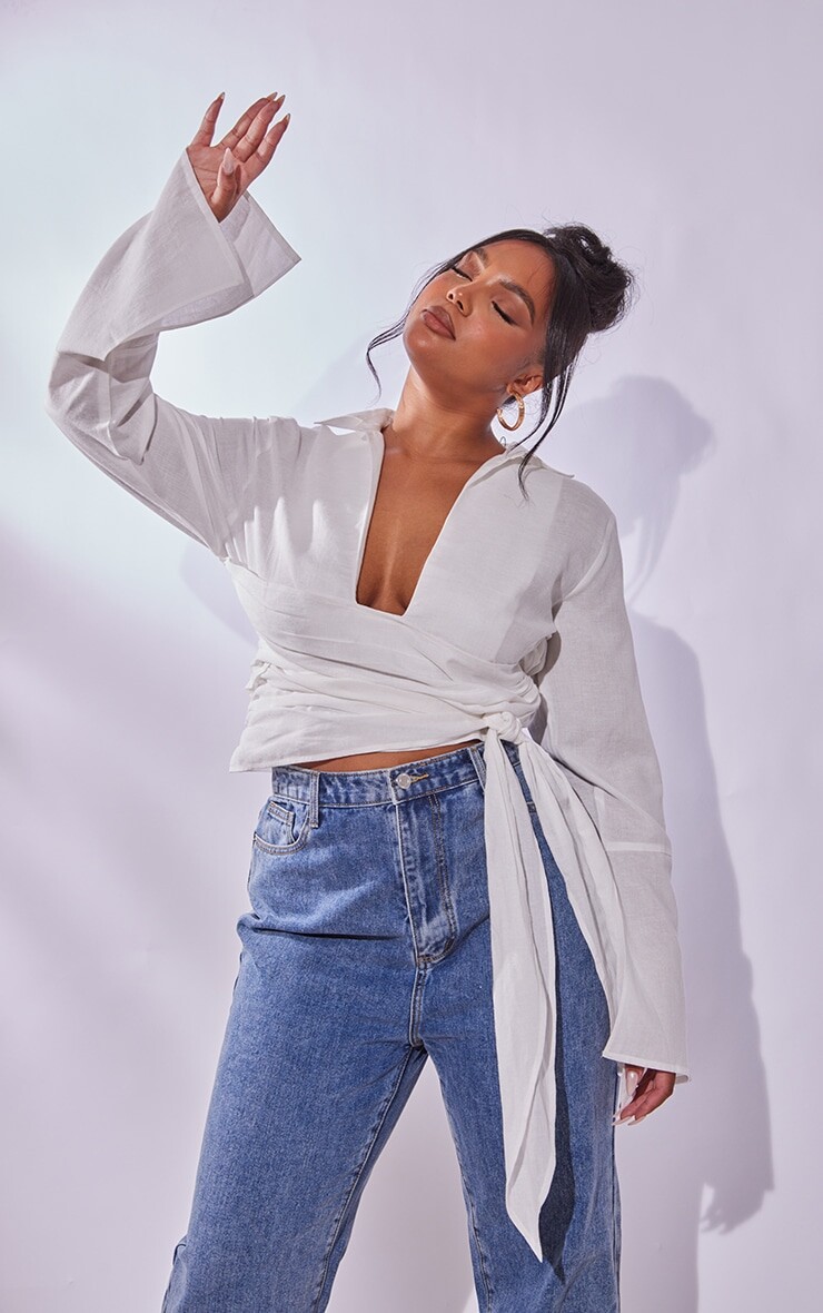 

PrettyLittleThing Белая льняная рубашка Plus с запахом и завязкой спереди