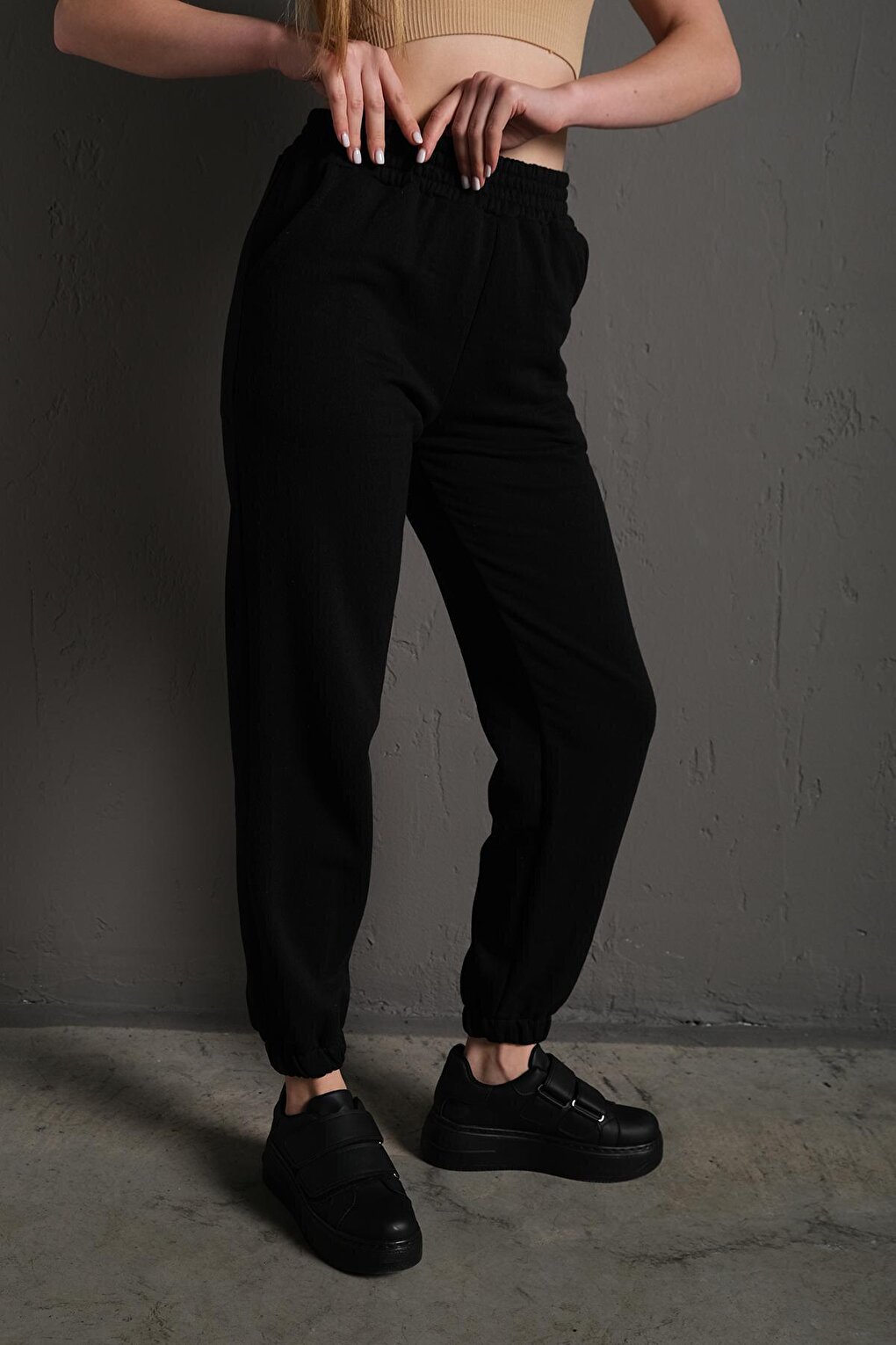 цена Черные женские спортивные штаны Trendseninle