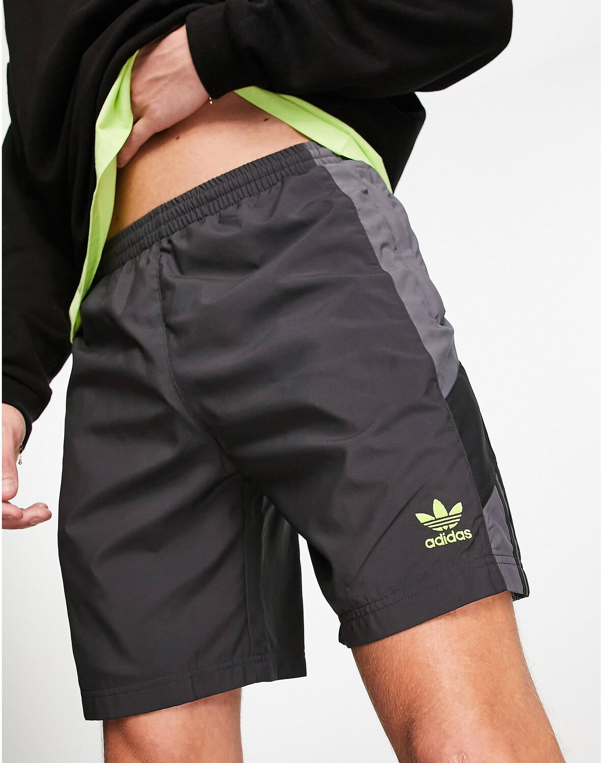 

Темно-серые шорты с логотипом adidas Originals Rekive