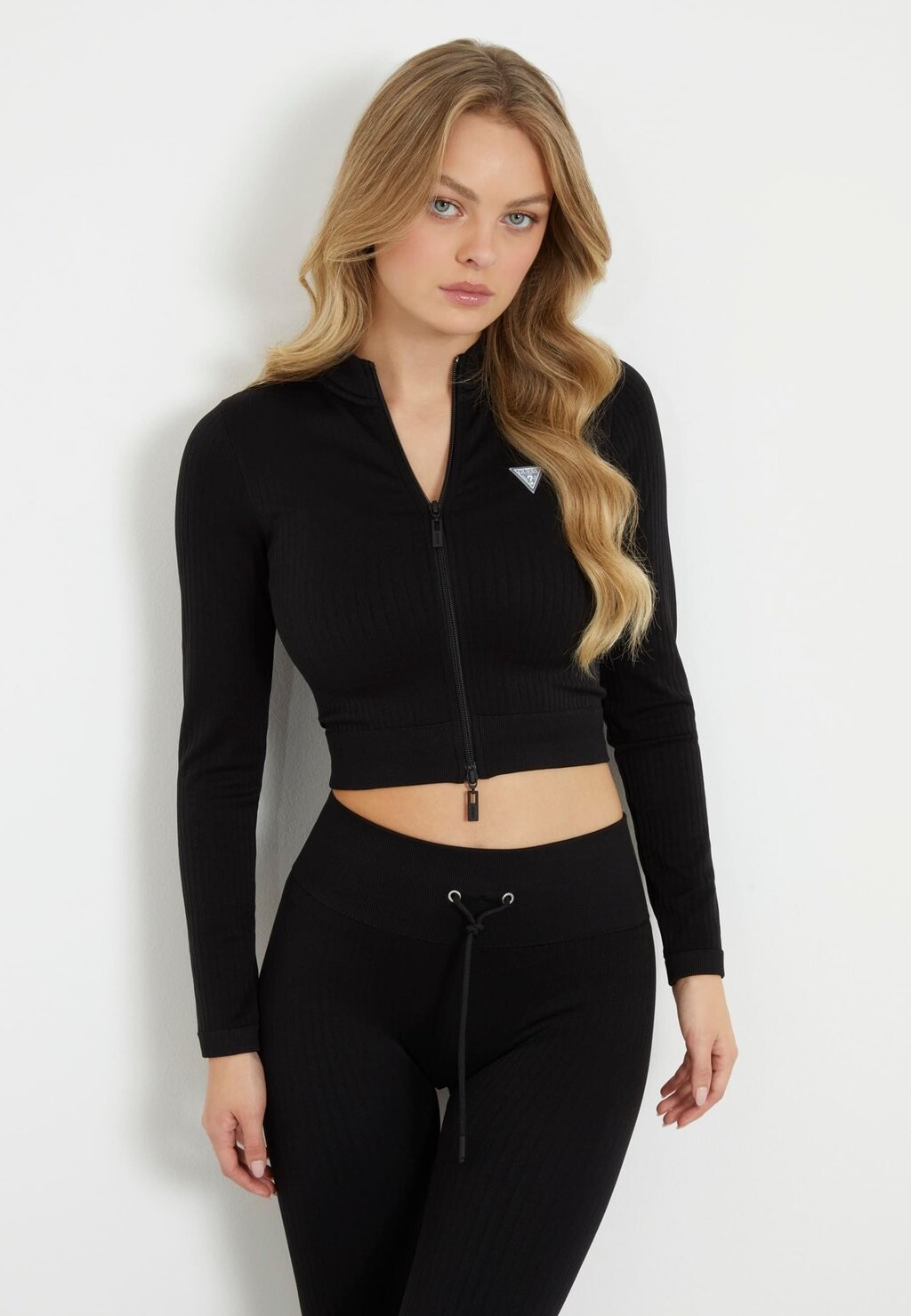 

Толстовка Guess, цвет schwarz
