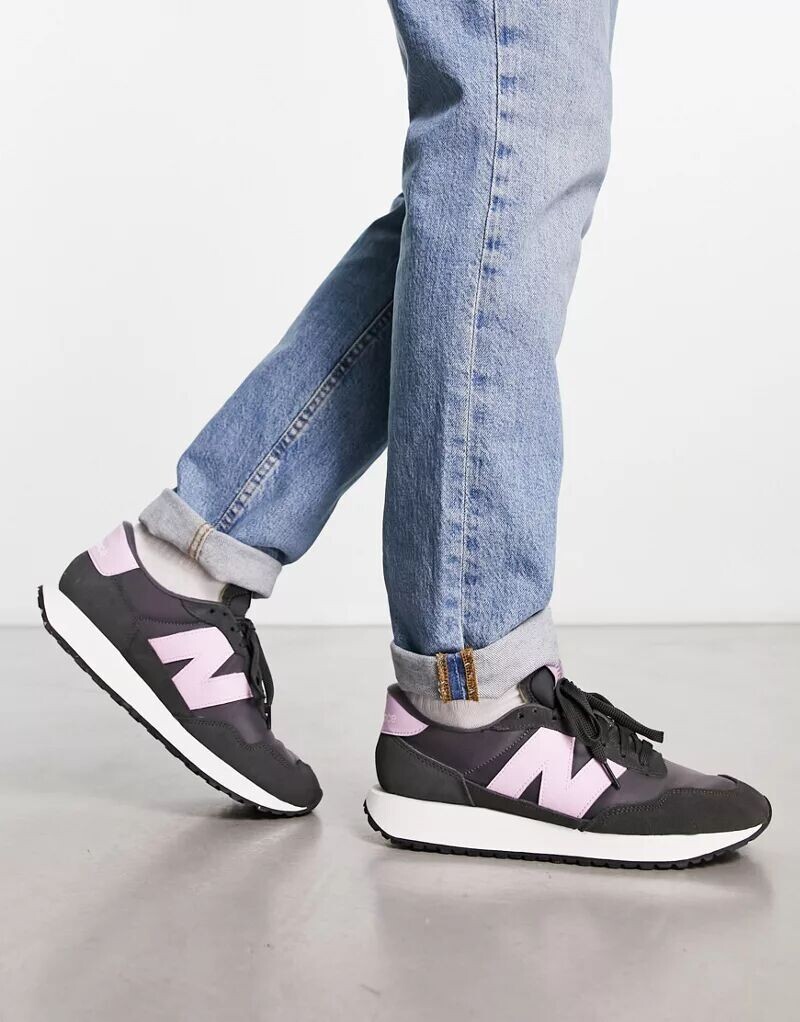 

Черно-фиолетовые кроссовки New Balance 237