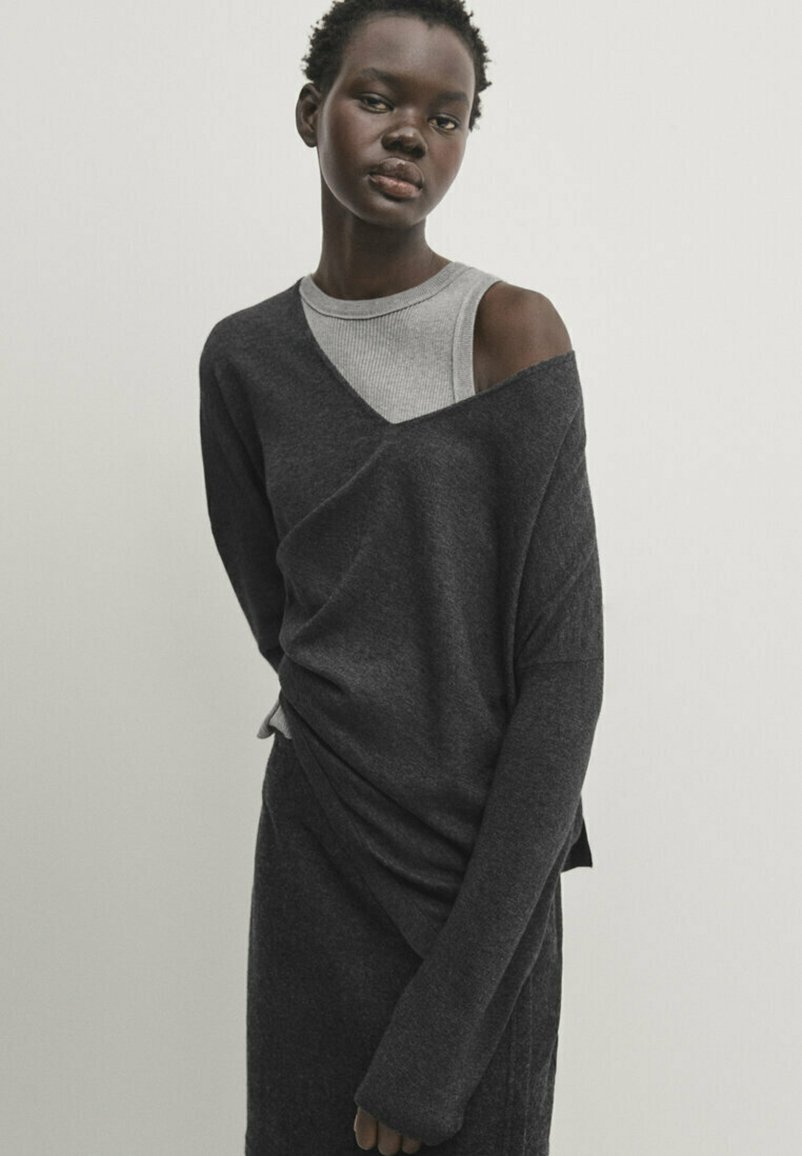 цена Вязаный свитер V-NECK BLEND Massimo Dutti, цвет dark grey