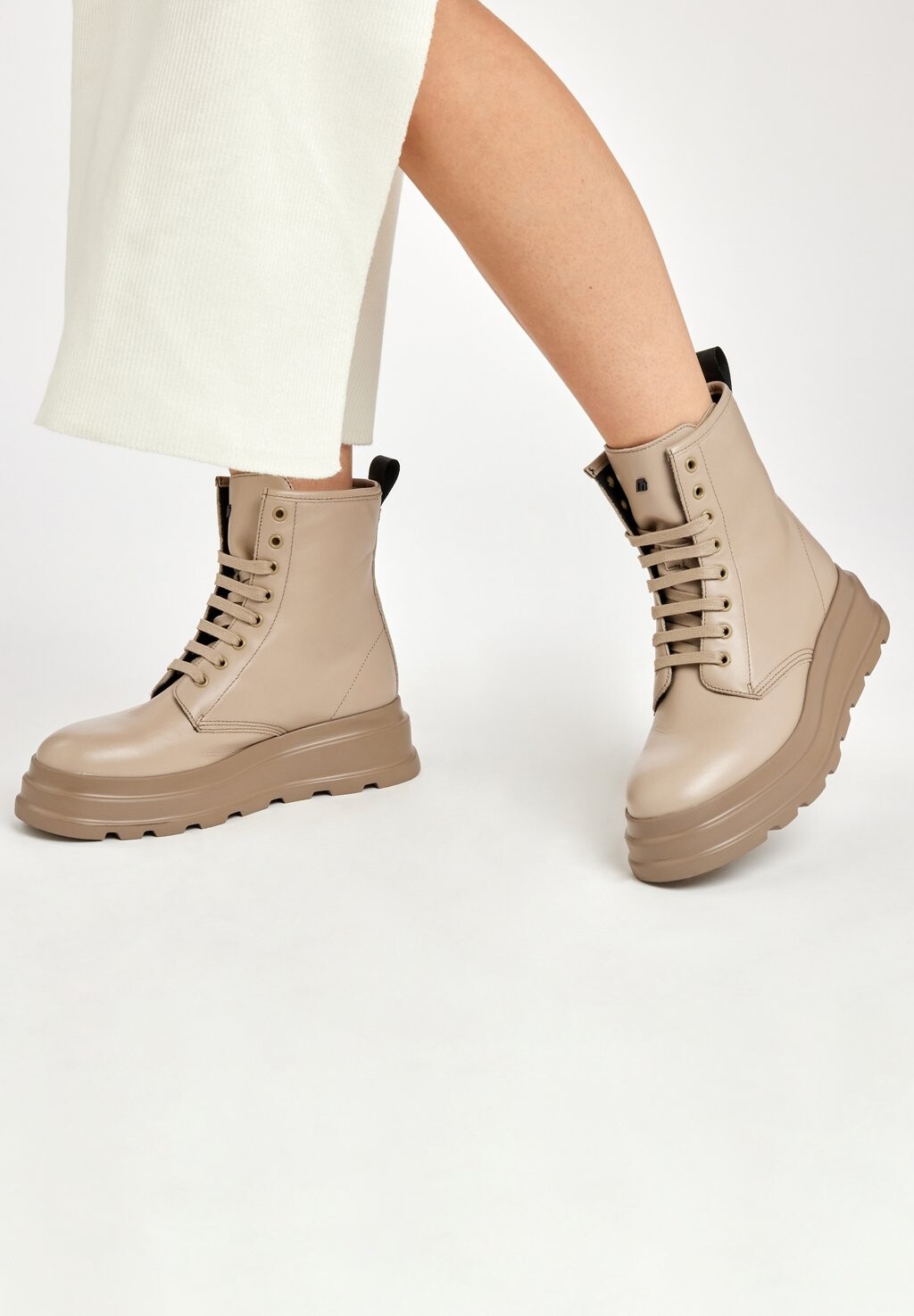 

Ботильоны на танкетке Combat Frau Shoes, бежевый