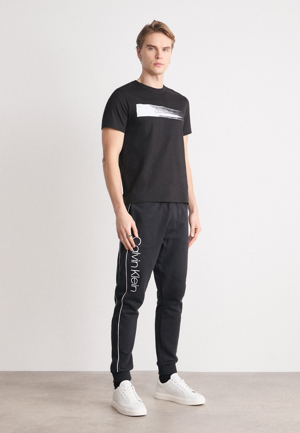 

Футболка с принтом Brush Logo Calvin Klein, черная