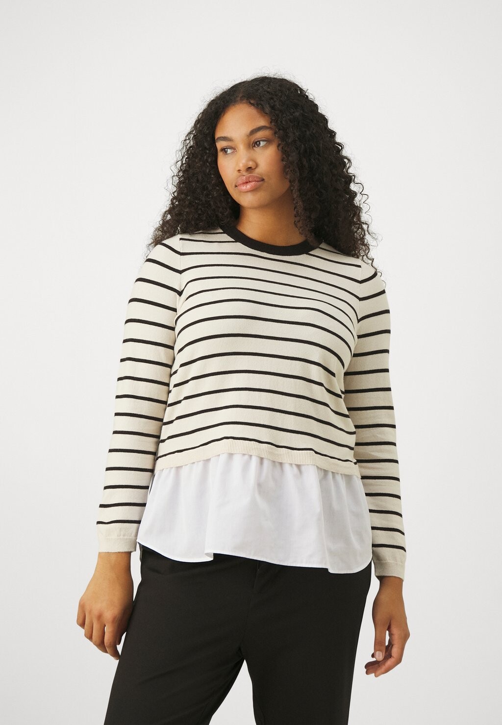 

Свитер Carangie Life Mix Stripe O Neck ONLY Carmakoma, цвет cloud dancer/black