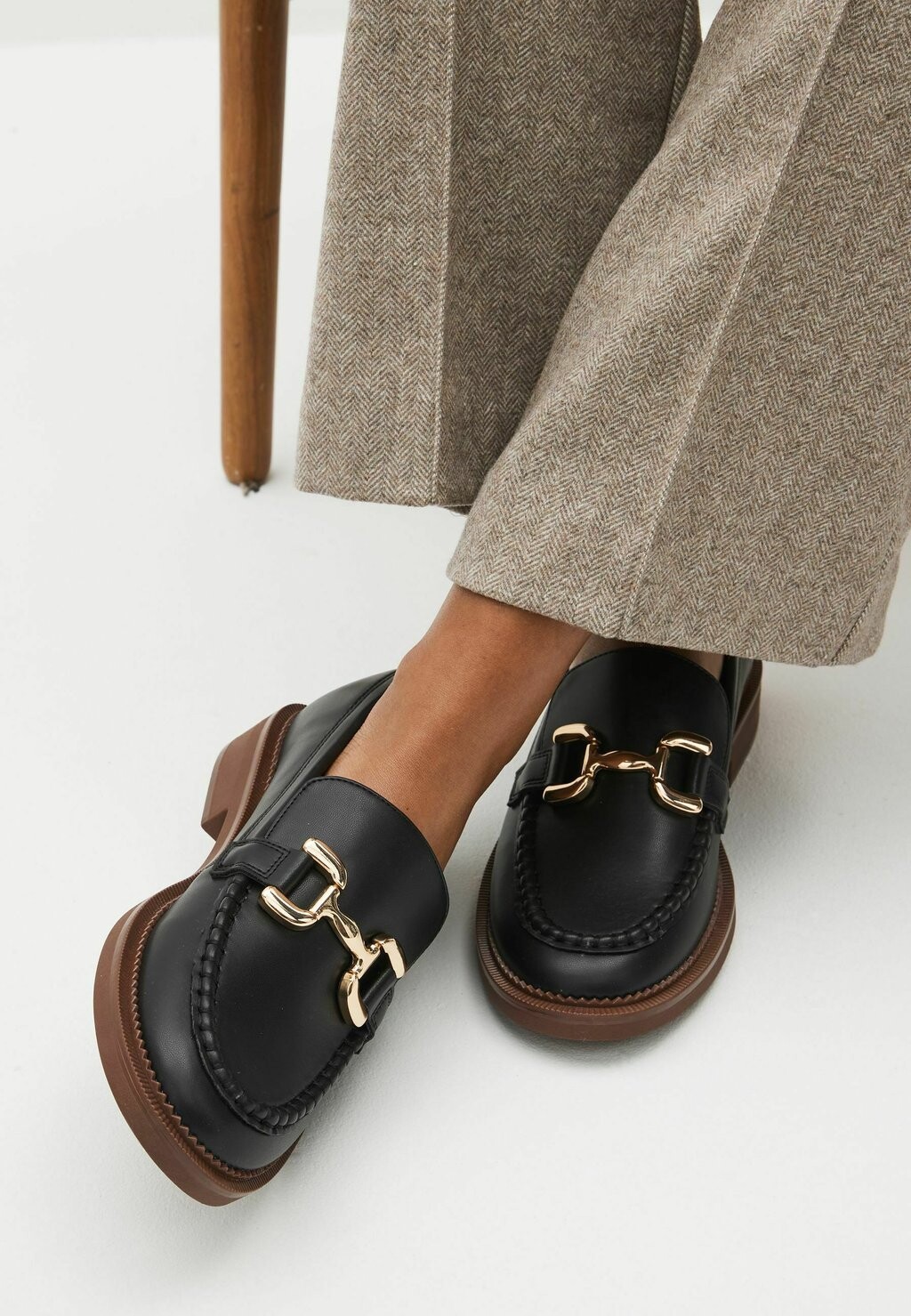 

Тапочки FOREVER COMFORT CLASSIC REGULAR FIT Next, цвет black tan