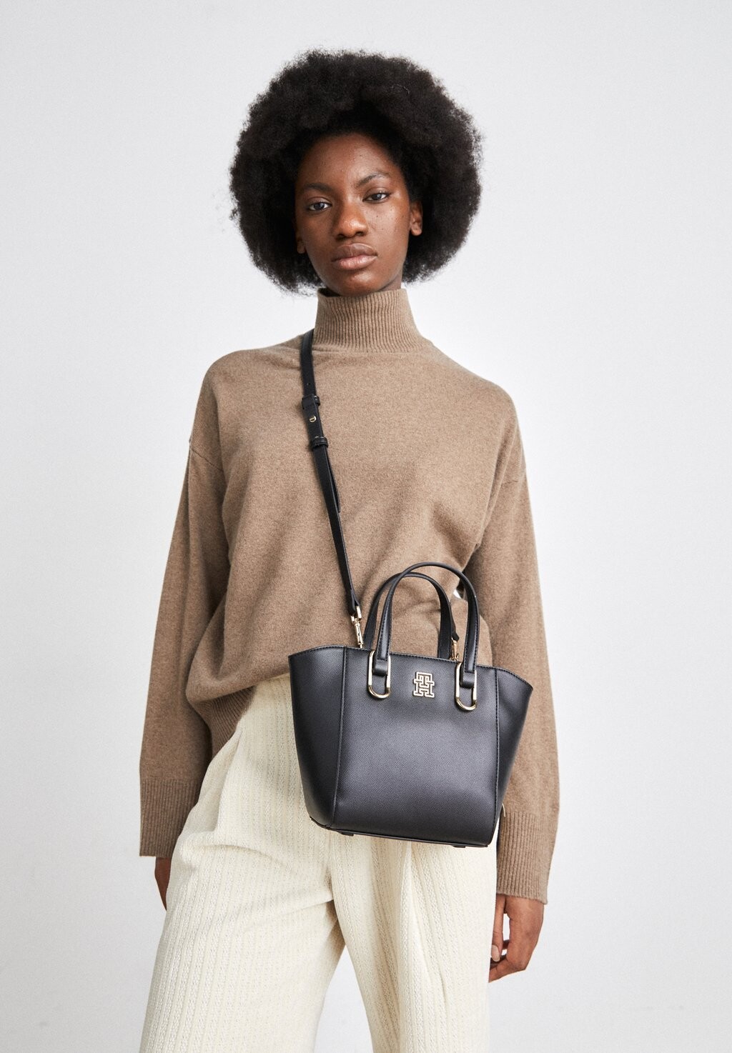 

Сумочка Tommy Hilfiger TIMELESS MED, черный