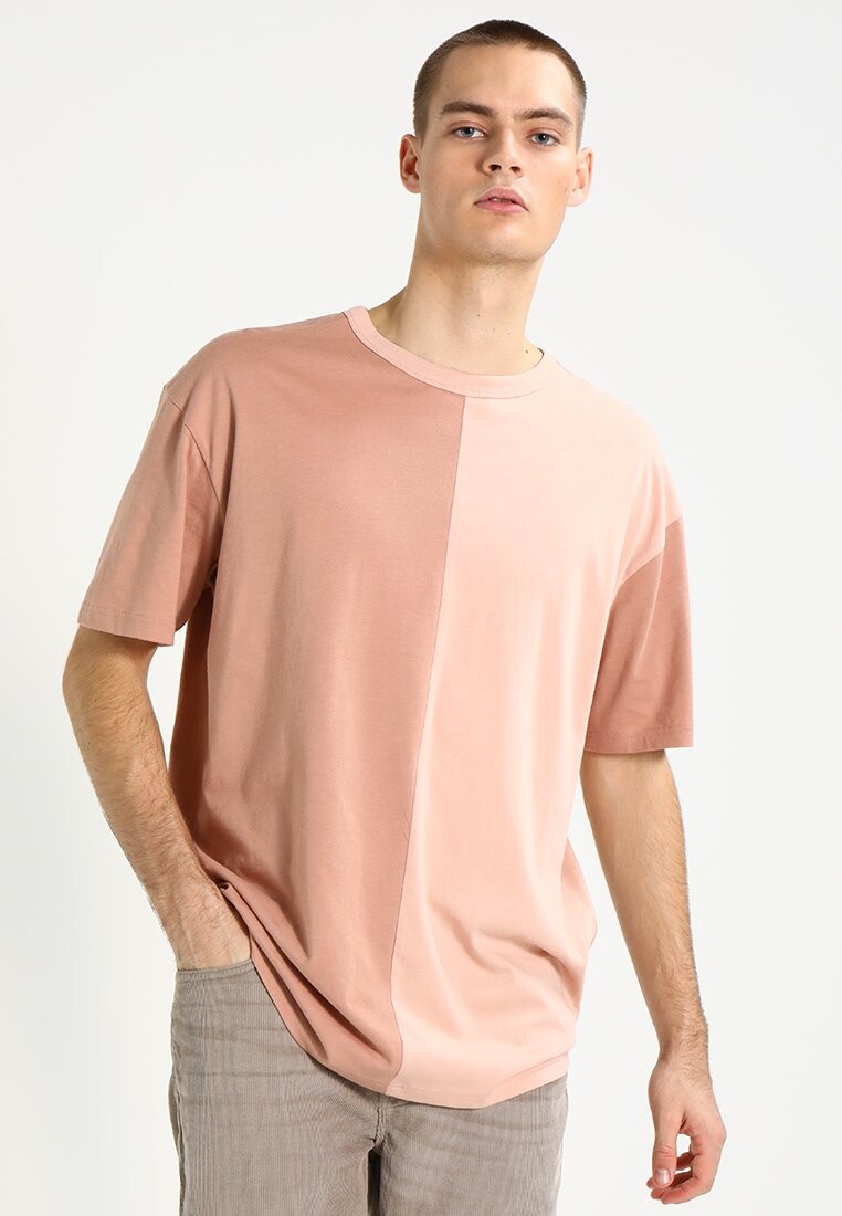 

Футболка с принтом ФУТБОЛКА OVERSIZE HARLEQUIN Urban Classics, янтарный/светло-розовый