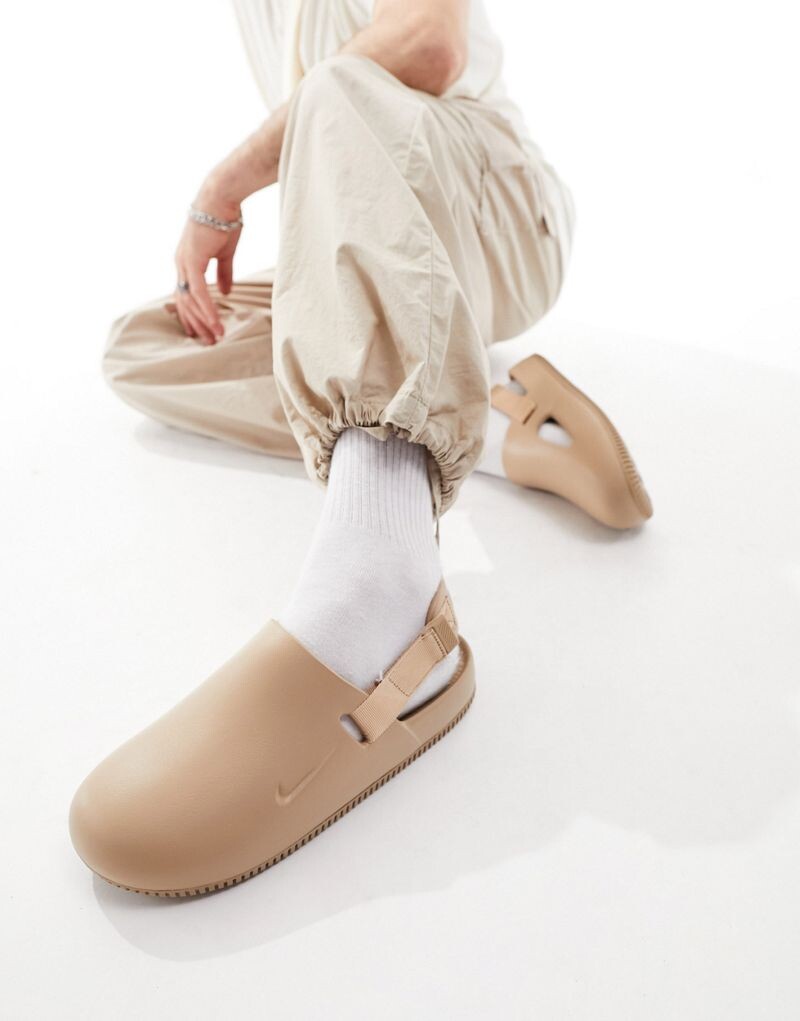 

Бежевые сандалии Nike Calm