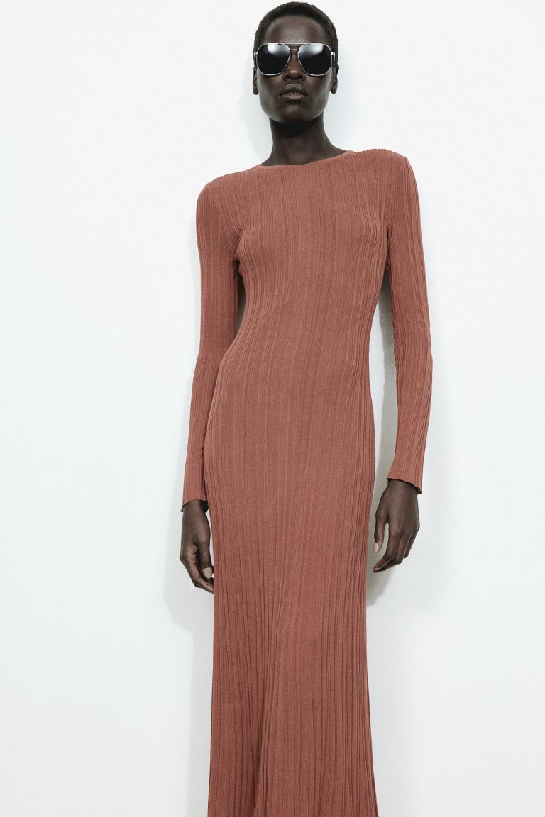 Трикотажное платье в рубчик H&M, коричневый