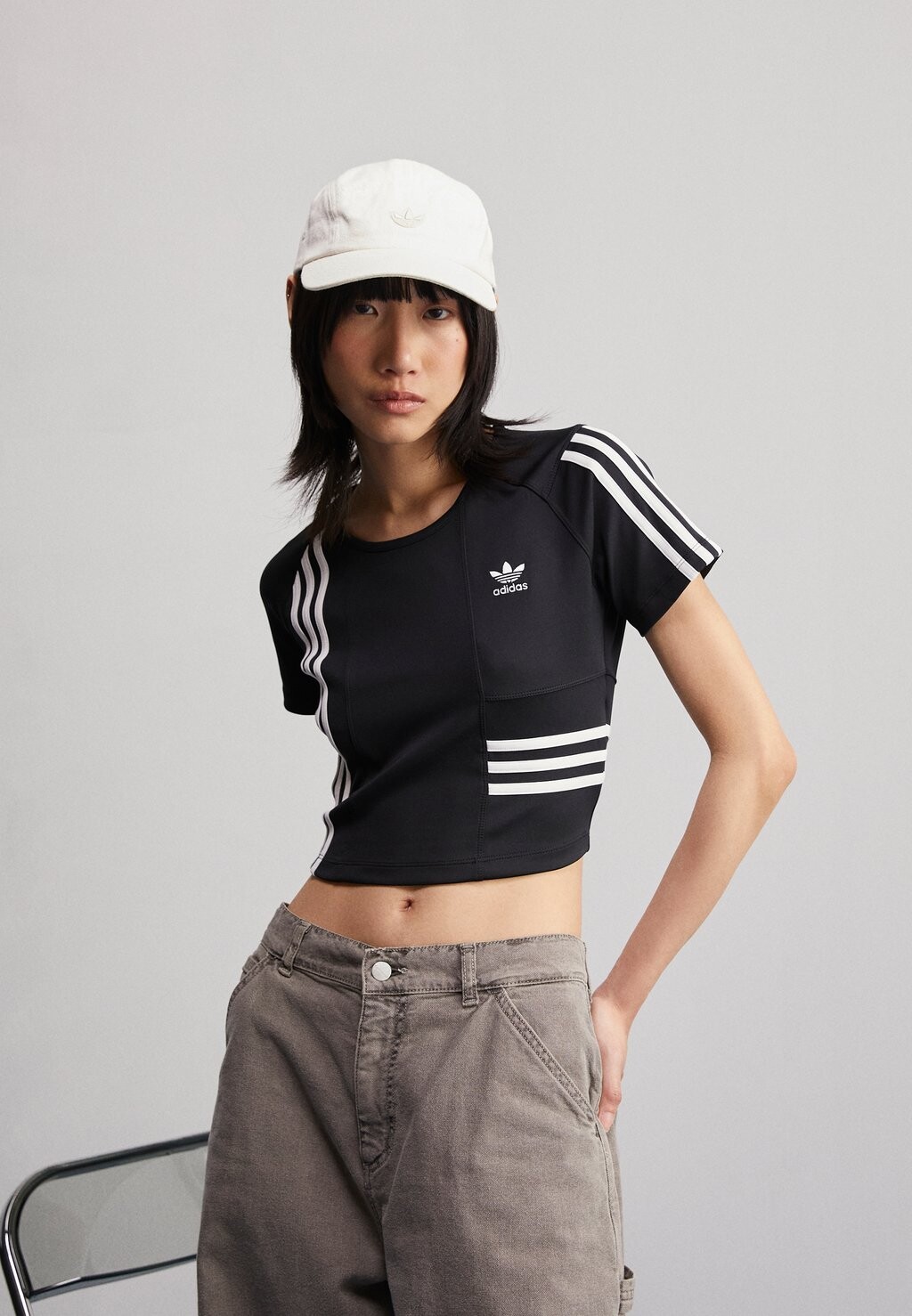 

Футболка с принтом adidas Originals, черный