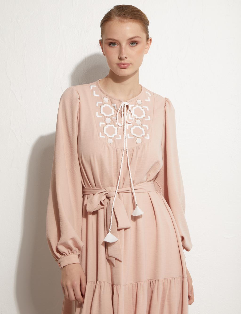 Многослойное платье с вышивкой KYR Светло-розовое KYR