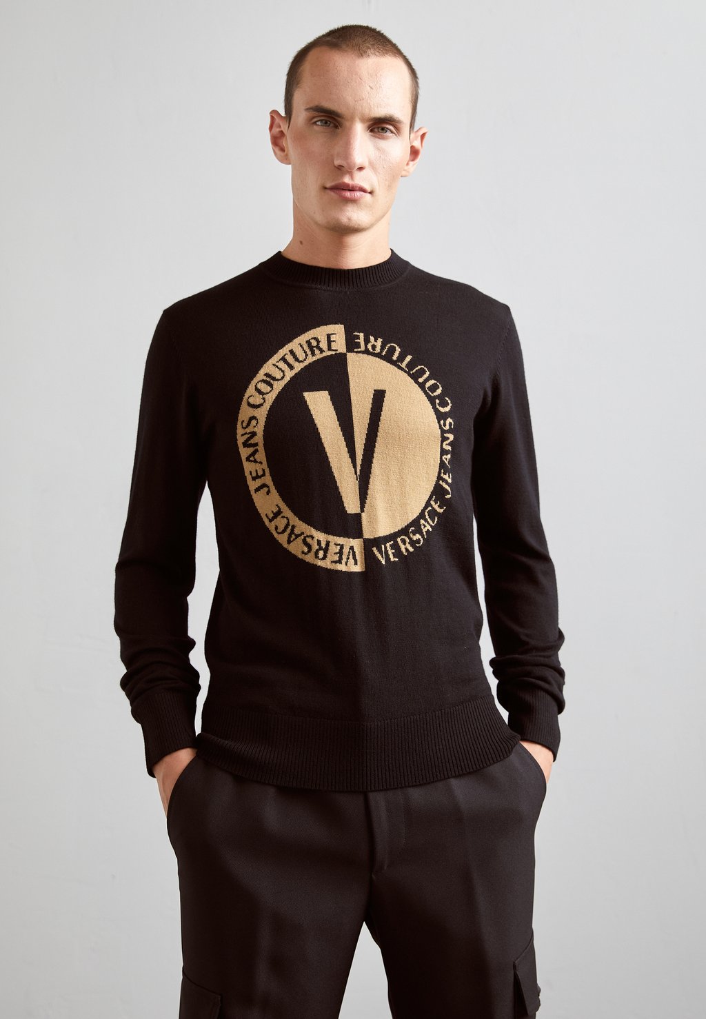Свитер Logo Round Neck Versace Jeans Couture, цвет black/gold-coloured кроссовки versace jeans couture wave black gold coloured