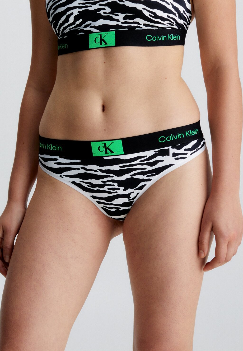 

Стринги MODERN Calvin Klein Underwear, с тигровым принтом, черные