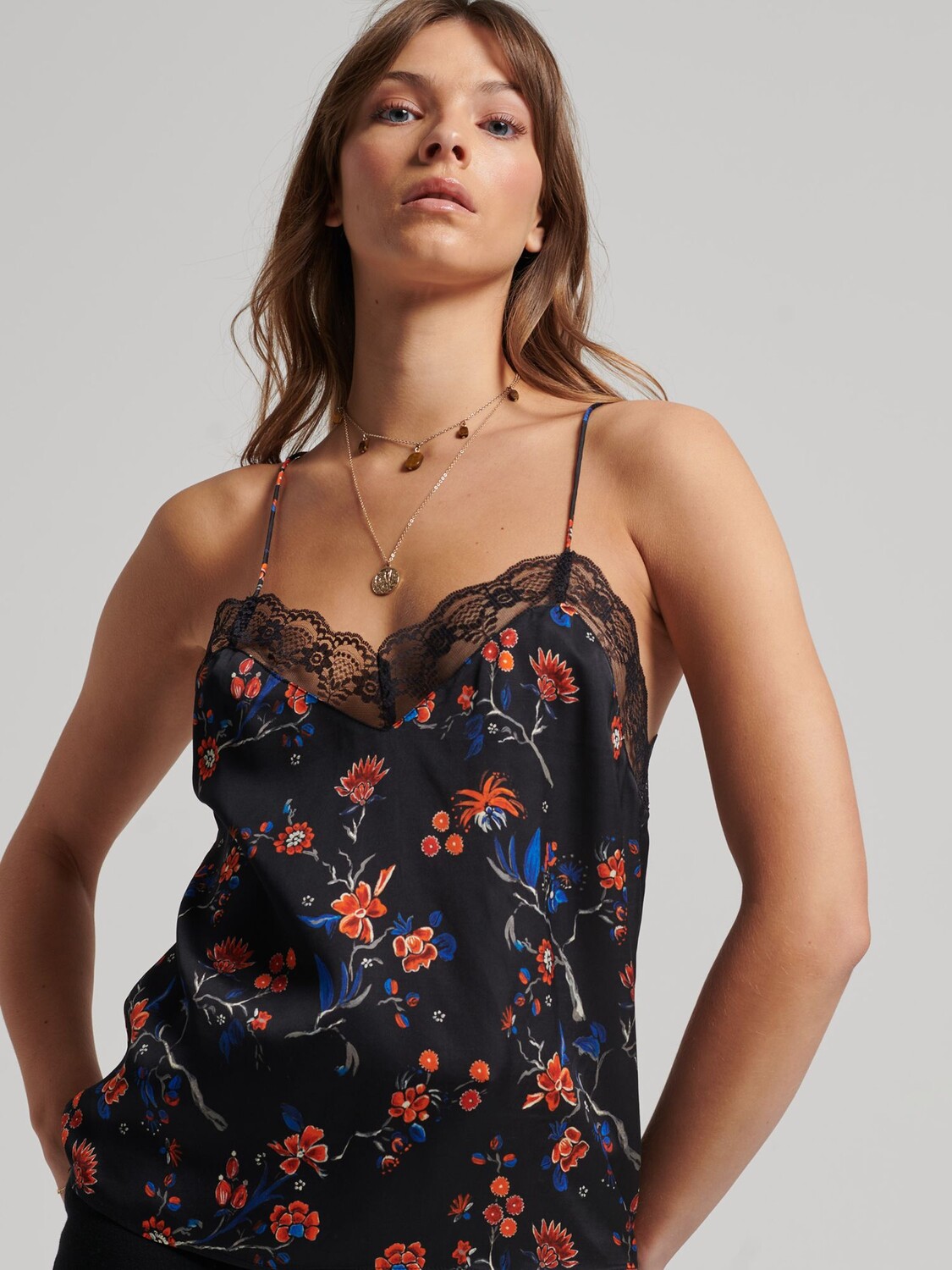 

Атласный топ на бретельках Superdry, черный принт Rinko