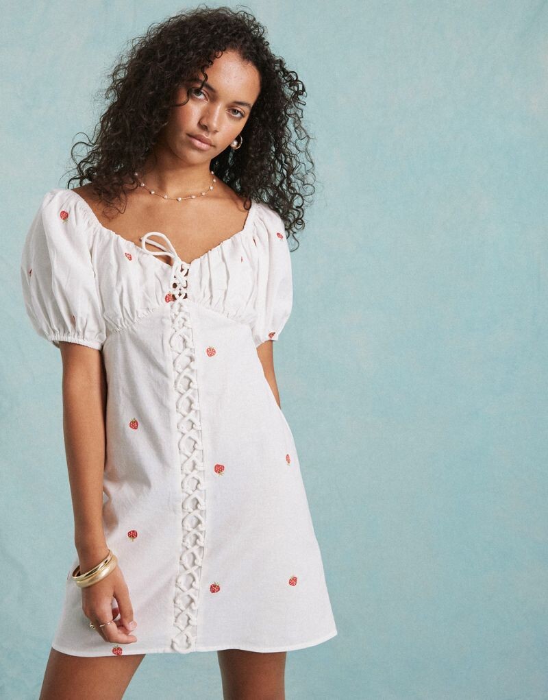 

Кремовое мини-платье из льна Miss Selfridge с фруктовой вышивкой