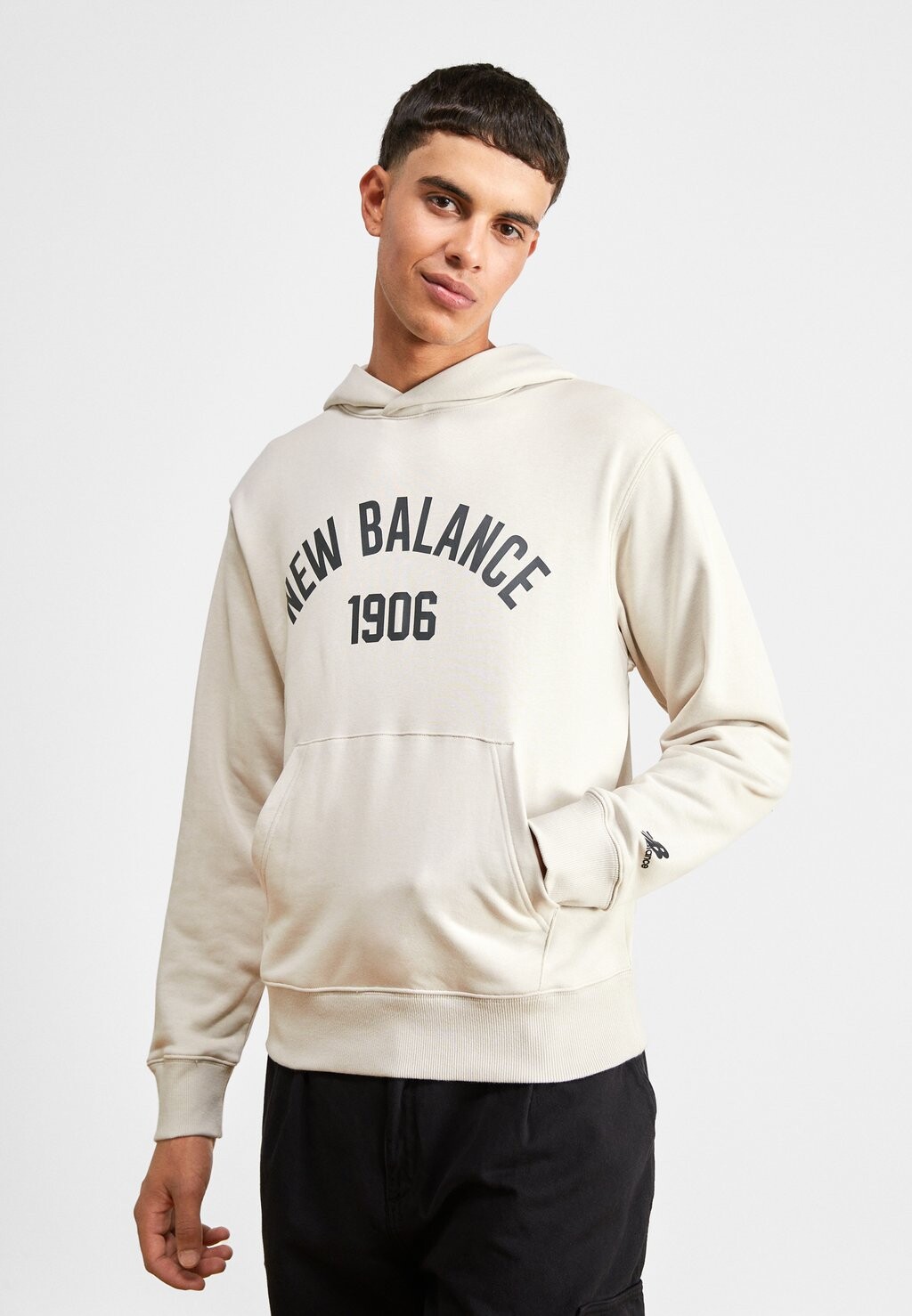 

Толстовка ESSENTIALS VARSITY HOODIE New Balance, лунный луч (121)