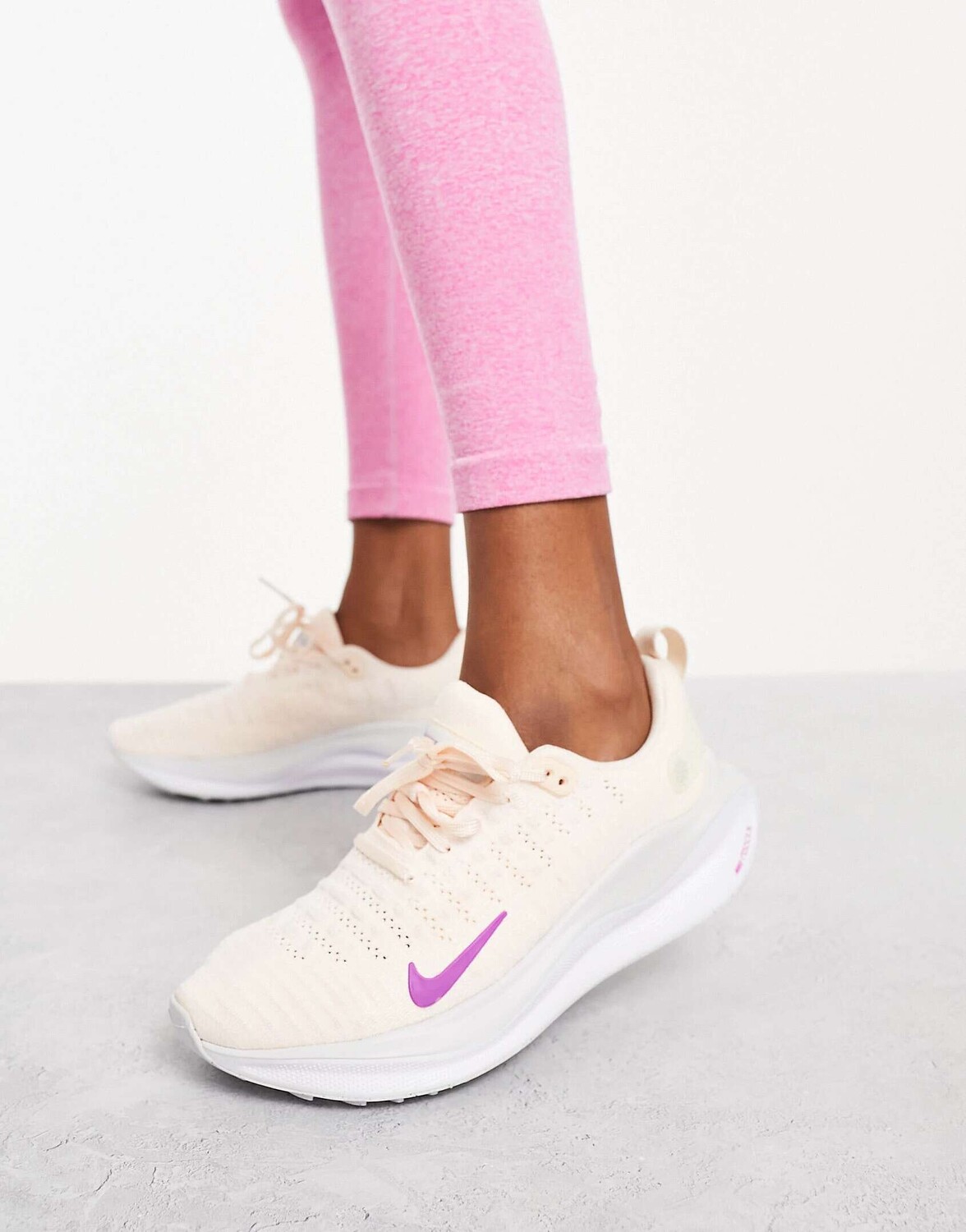 

Бежево-розовые кроссовки Nike React Infinity Run 4, Розовый