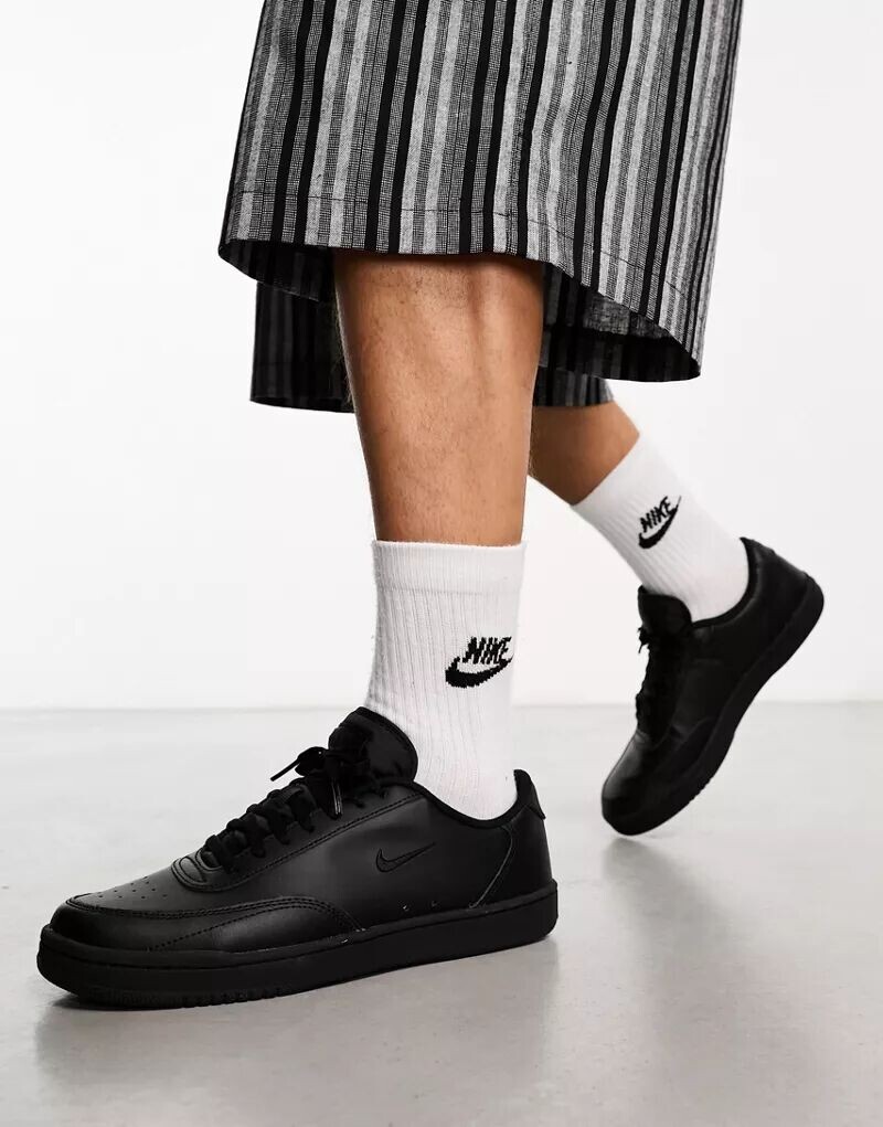 

Черные кроссовки Nike Court Vintage