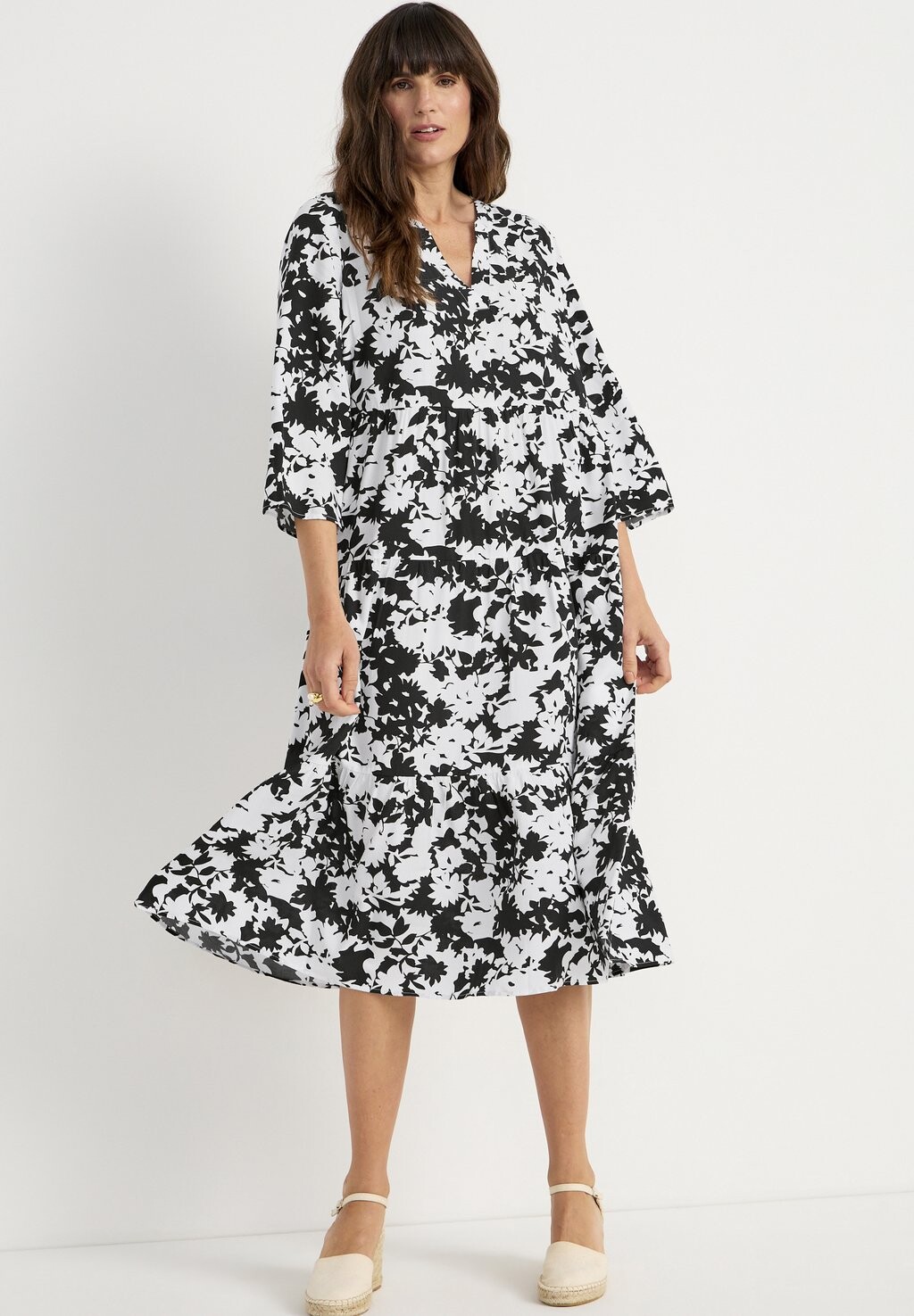 

Платье макси WITH FLOUNCES Cellbes Of Sweden, цвет white black floral