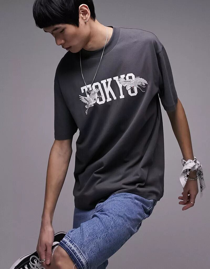 

Темно-серая оверсайз-футболка Topman с принтом пункта назначения и вышитыми журавлями